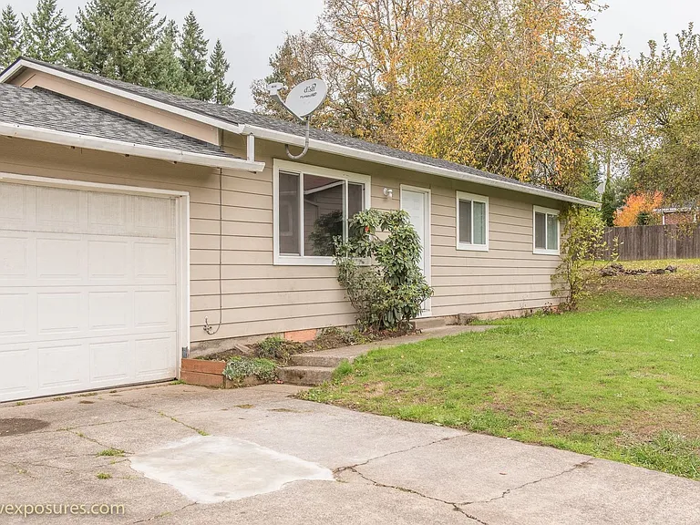 8020 SW Thorn St — Photo 2
