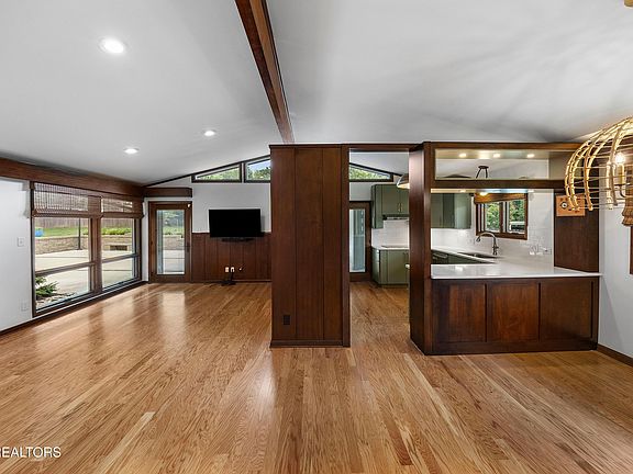 3rd image of 828 Abington Ln