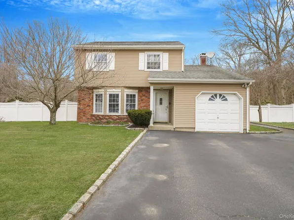 5 Donna Court, Selden, NY 11784