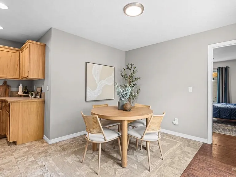 1576 S Grant Ave — Photo 5