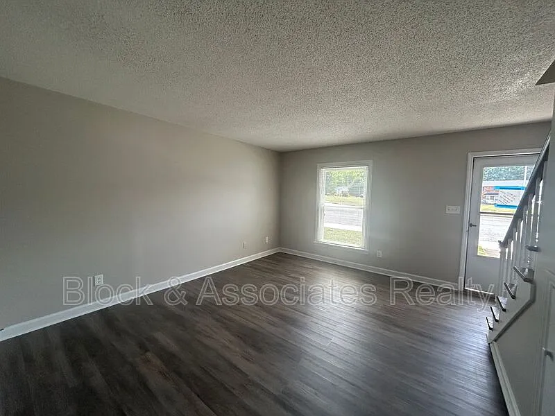 2 bed, 1.5 bath, 900 sqft, $1,095 — Photo 2