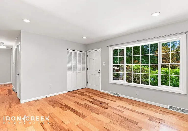 16 King Arthur Pl — Photo 5
