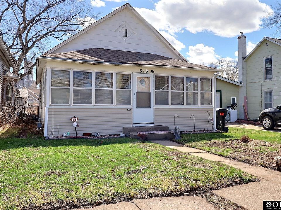 2nd image of 313 W 4th St