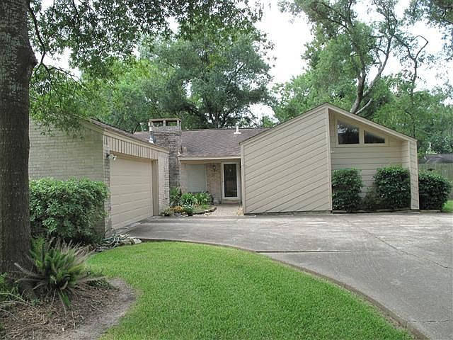 1st image of 315 Pin Oak Dr