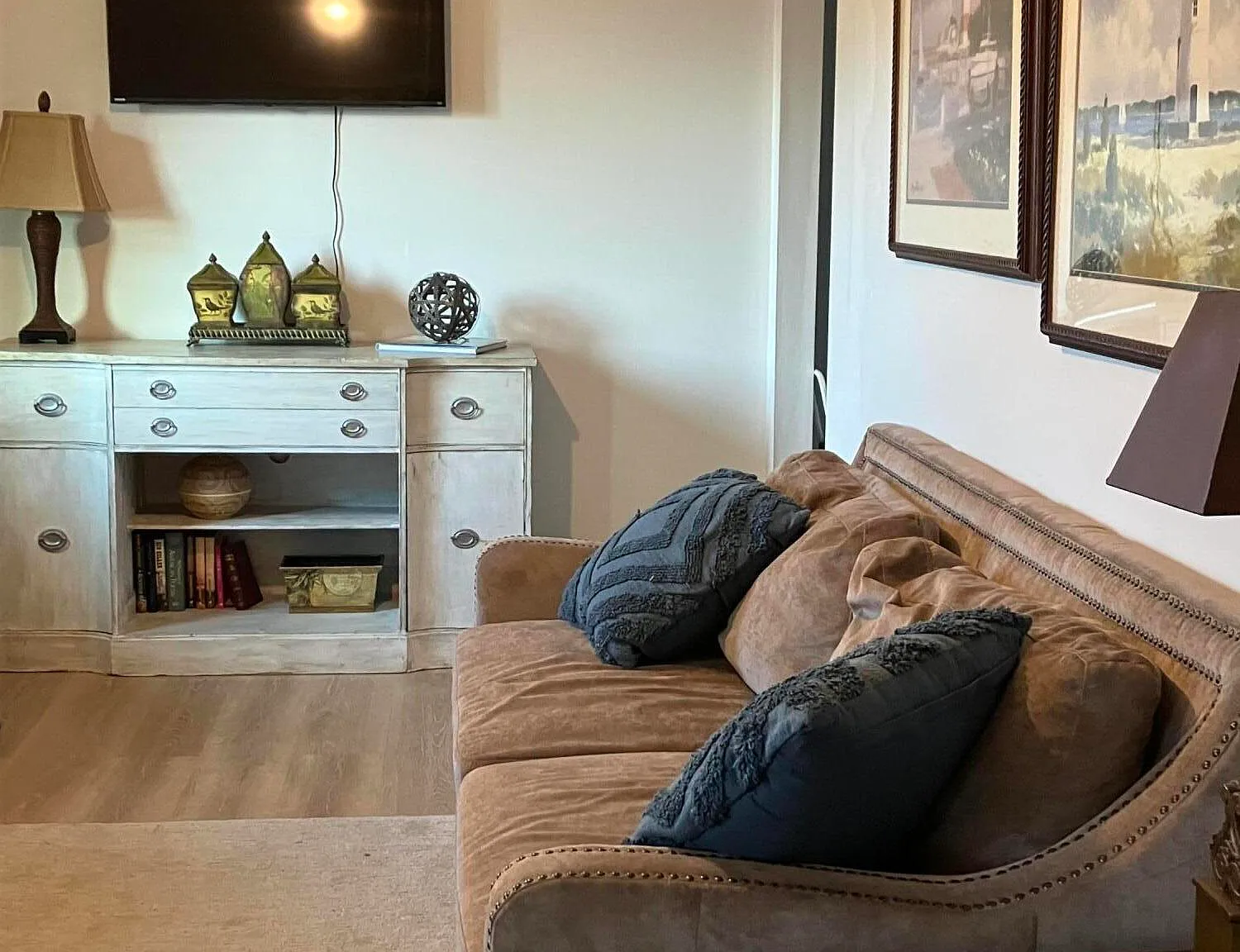3 bed, 1.0 bath, 903 sqft, $1,600 — Photo 2