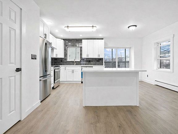 5th image of 2829 Schurz Ave