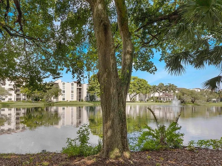 955 Egret Cir #102 — Photo 25