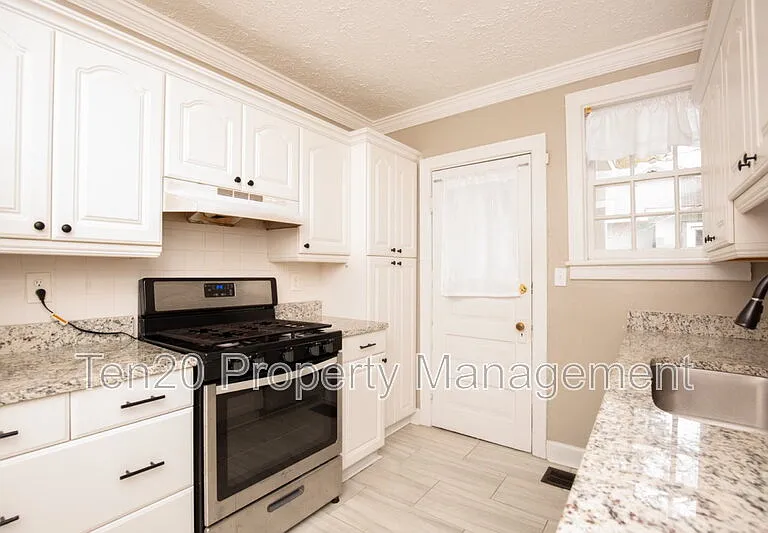 3909 Crestview Dr — Photo 7