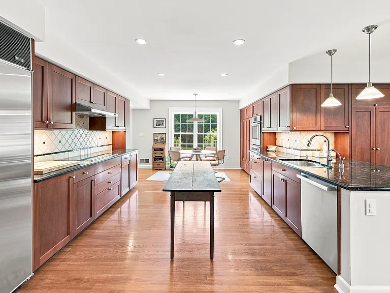 11 Belaire Dr — Photo 3