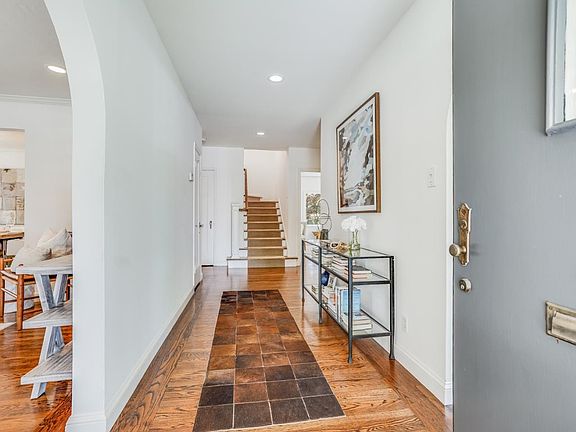 4th image of 801 Burlingame Ave