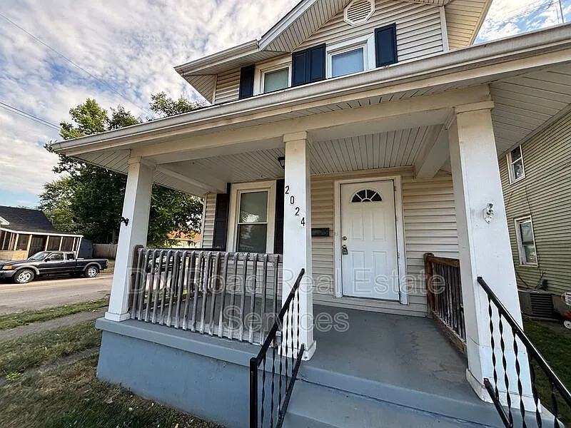 2 bed, 1.0 bath, 992 sqft, $1,050 — Photo 3