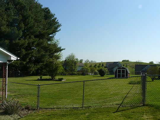 3rd image of 2057 Twin Oaks Ave