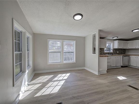 3rd image of 137 Wendy Hill Rd SE