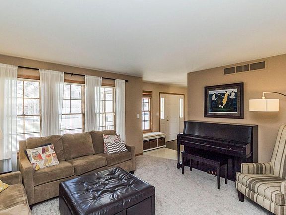 3rd image of 2738 Somerset Dr
