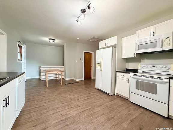 4th image of 104 Railway AVENUE E