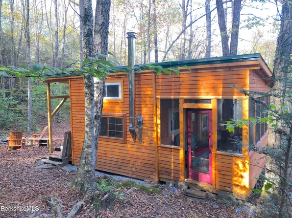 141 Stage Rd, Cummington, MA 01026