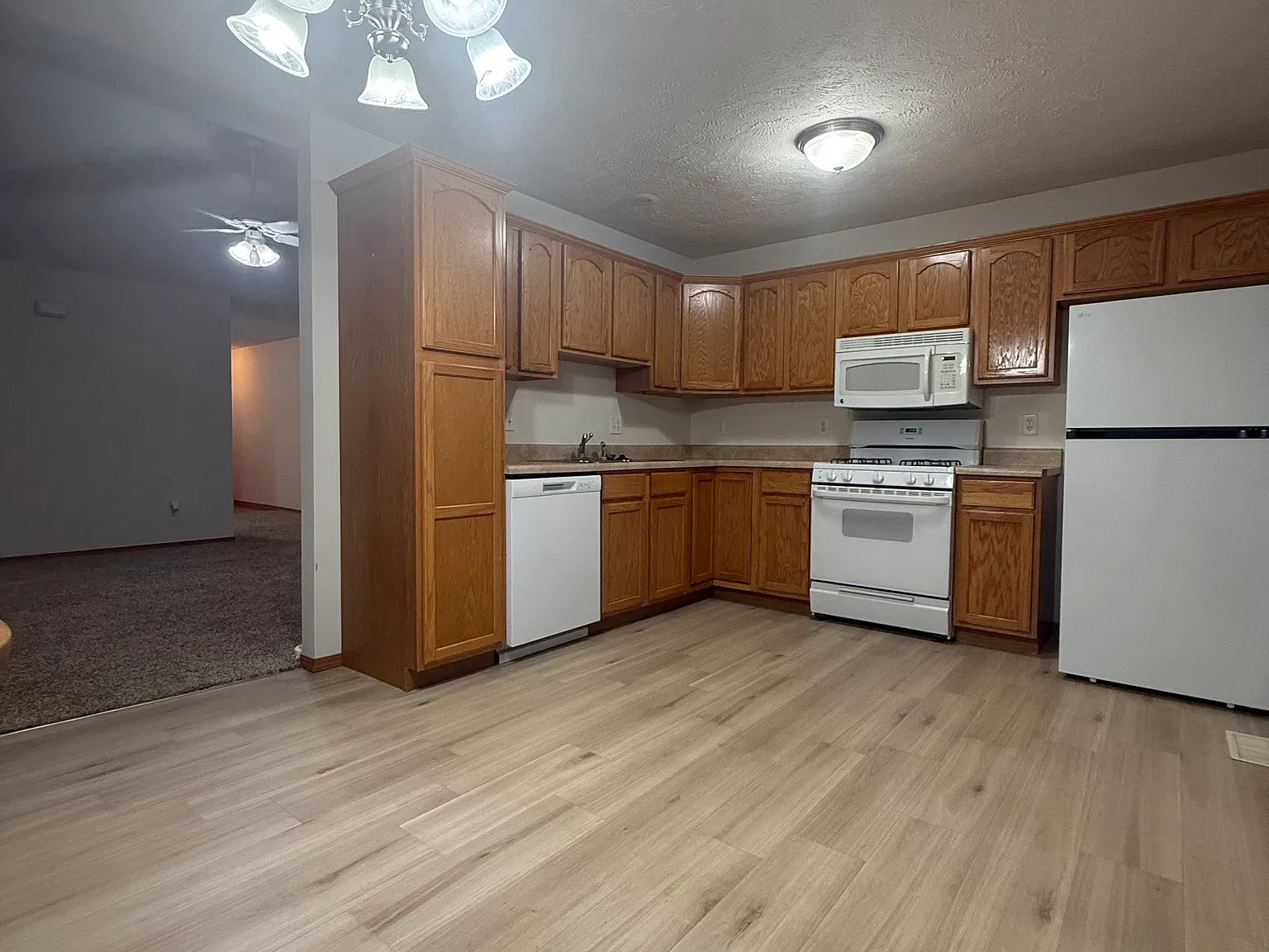 3 bed, 1233 sqft, $2,100 — Photo 4