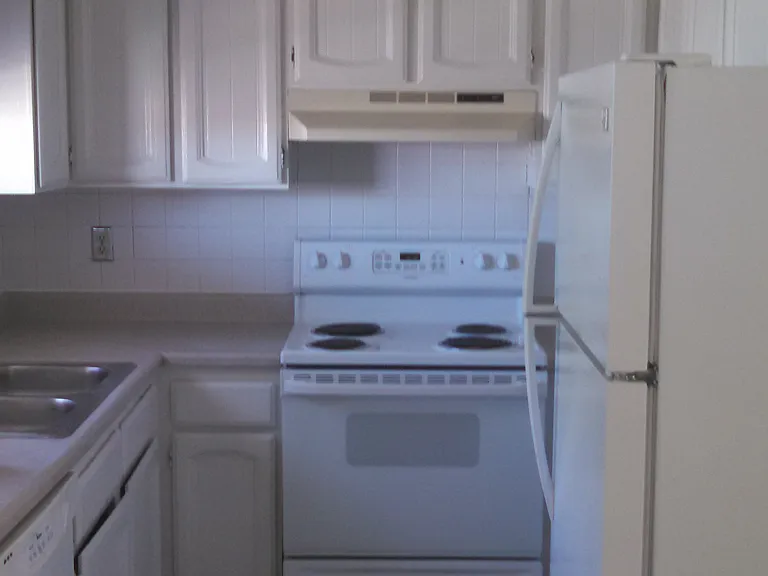 670 Voiles Pl — Photo 2