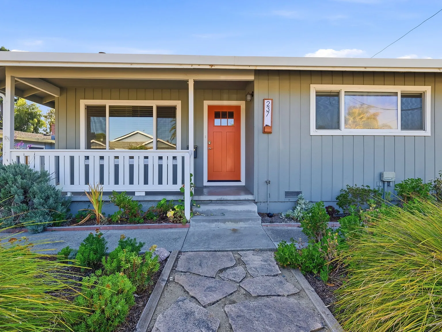3 bed, 2.0 bath, 1200 sqft, $5,249 — Photo 3