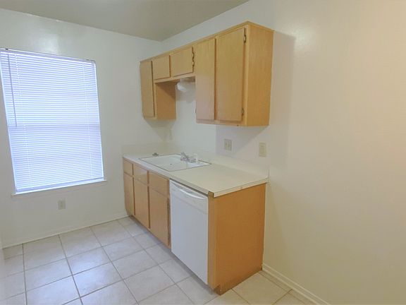 3rd image of 715 San Saba Dr