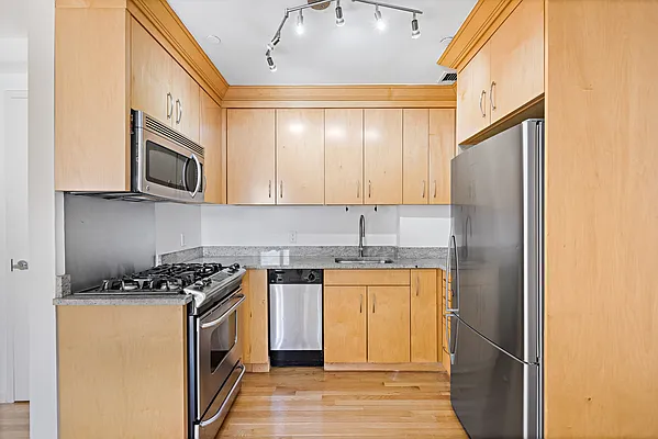 Sold by Thomas Lipovetsky, LREB | media 2