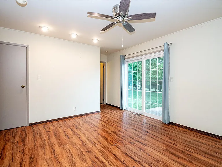 2405 W Carriage Ln — Photo 12