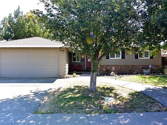 3rd image of 1401 Spruce Dr