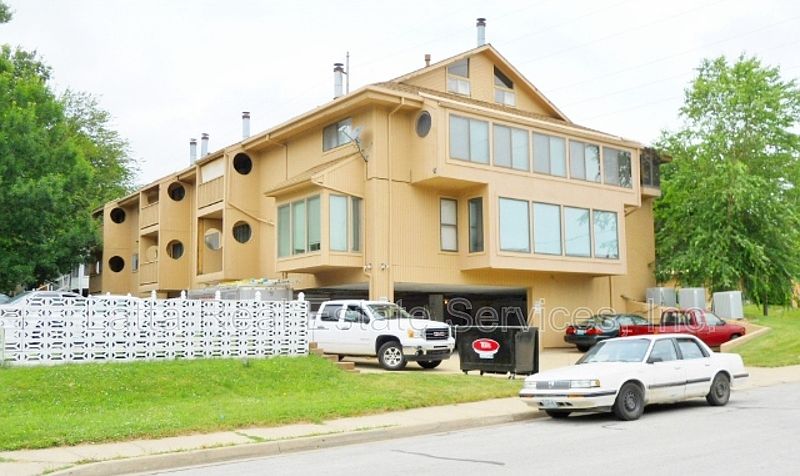 1st image of 403.5 W Walnut Ave