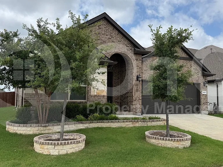 1005 Whitehall Ln — Photo 3