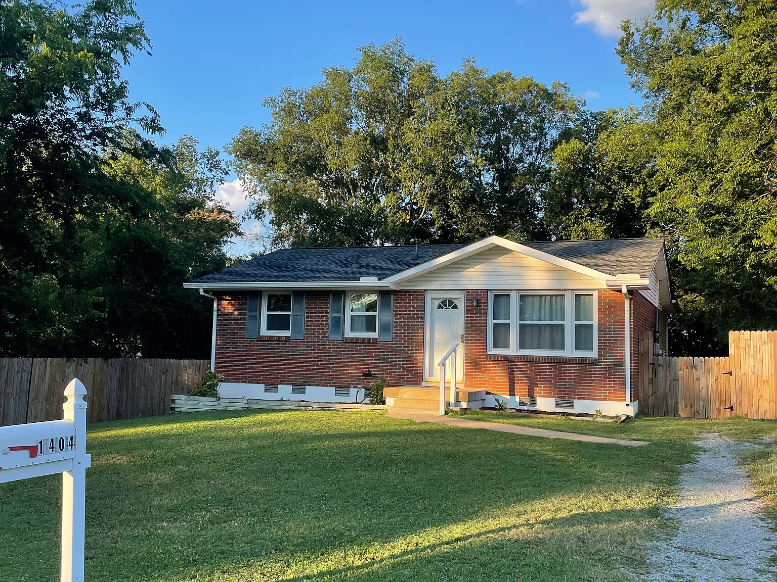 1404 Globe Pl — Photo 2