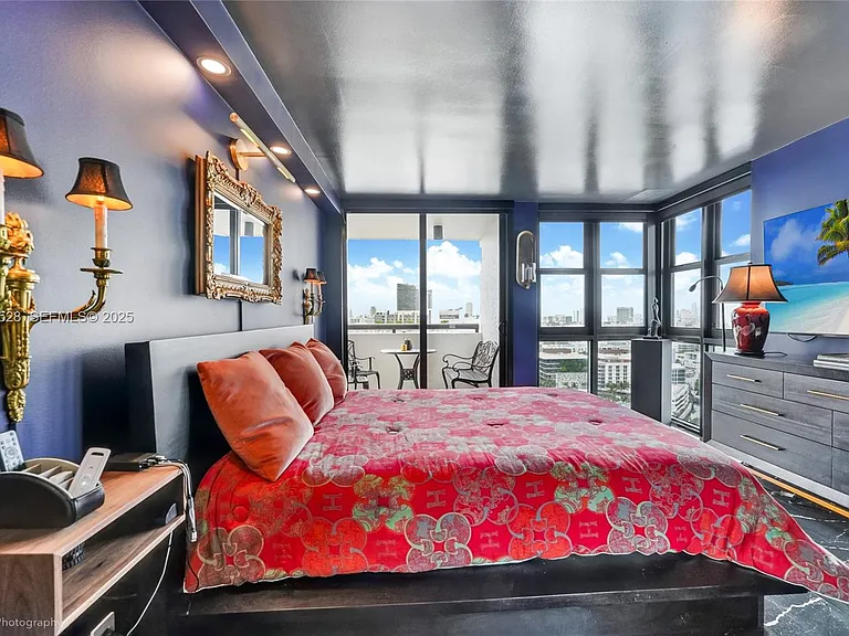 2555 Collins Ave #Penthouse 114 — Photo 9