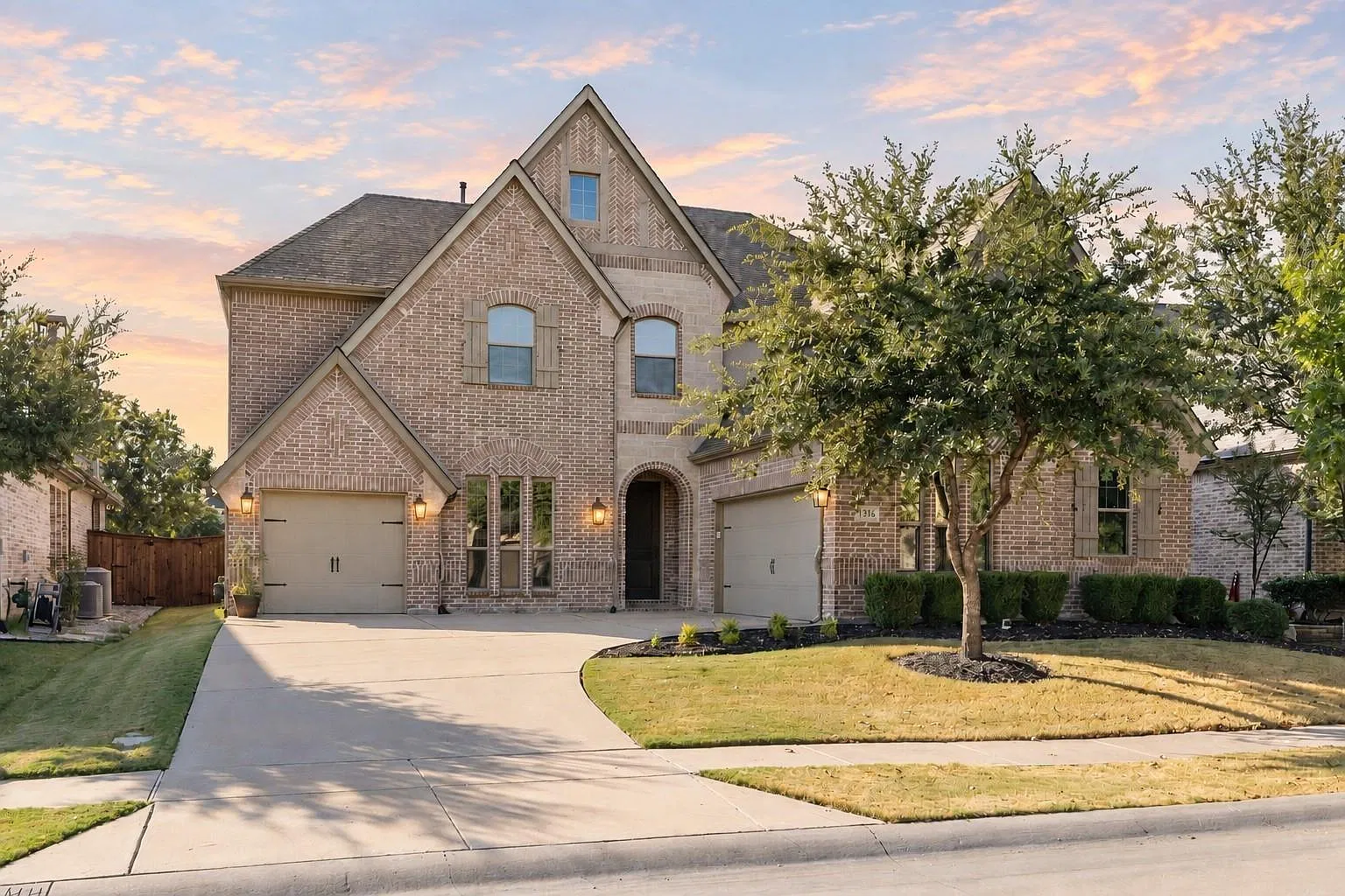 5 bed, 4076 sqft, $4,500 — Photo 1