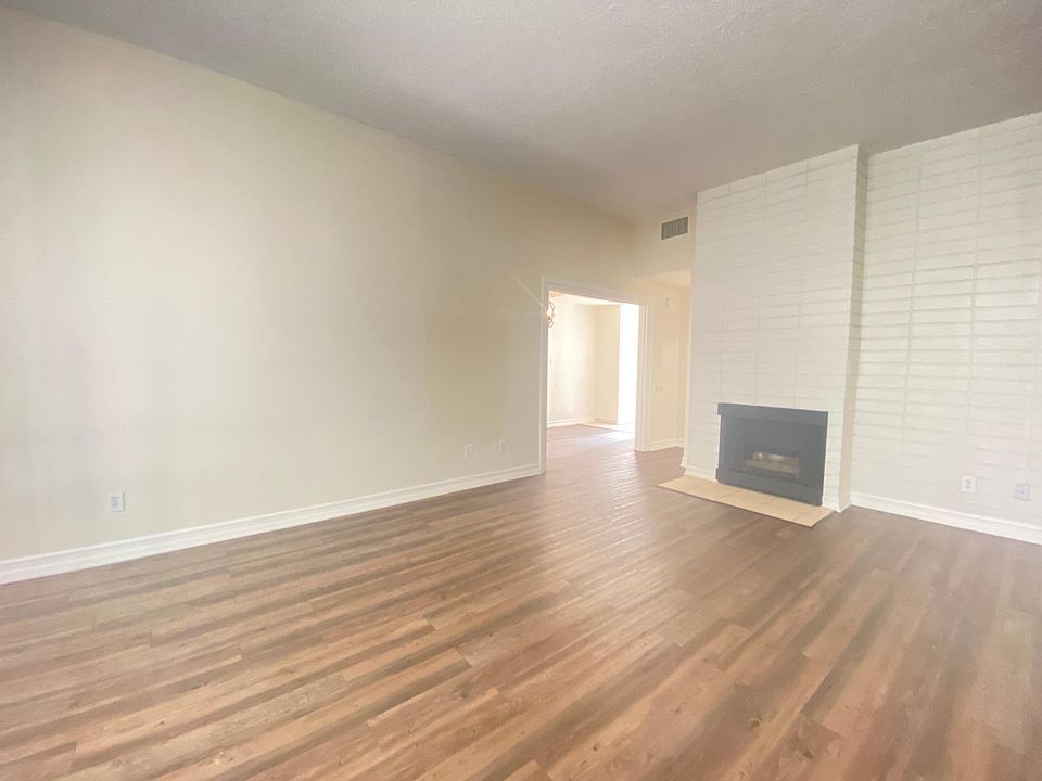 Large LR-Fireplace w/Gas Logs
