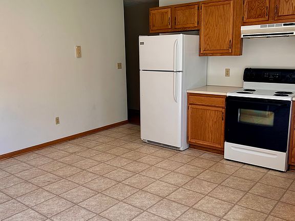 2nd image of 990 Heyl Rd #990