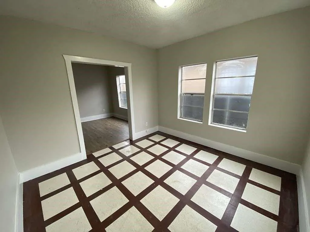2 bed, 1.0 bath, 892 sqft, $1,549 — Photo 2