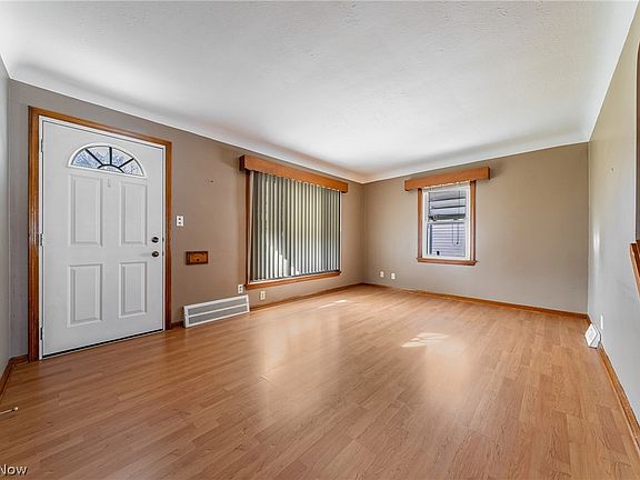 4th image of 2606 Russell Ave