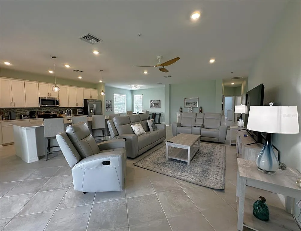 3 bed, 2.0 bath, 2110 sqft, $7,000 — Photo 3