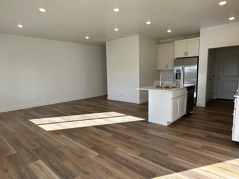 712 W 575 N — Photo 11