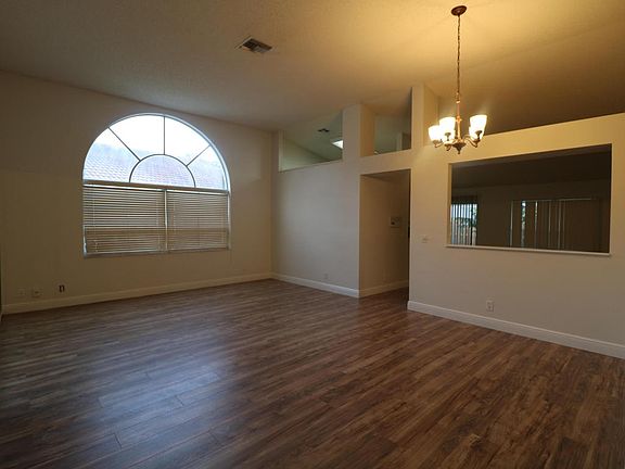 5th image of 104 Woodlake Cir