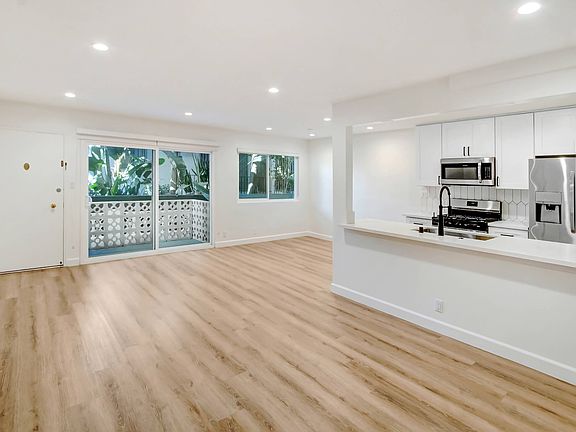 4th image of 514 N Hayworth Ave #103