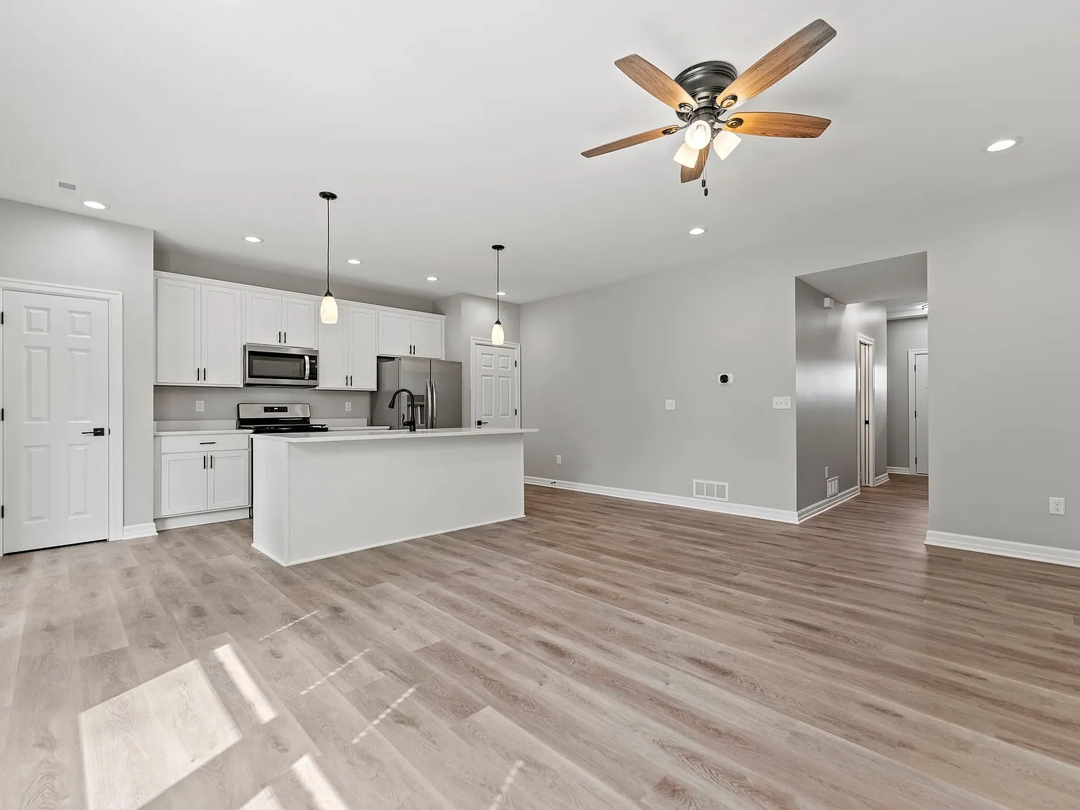 3 bed, 2.5 bath, 1525 sqft, $2,200 — Photo 4