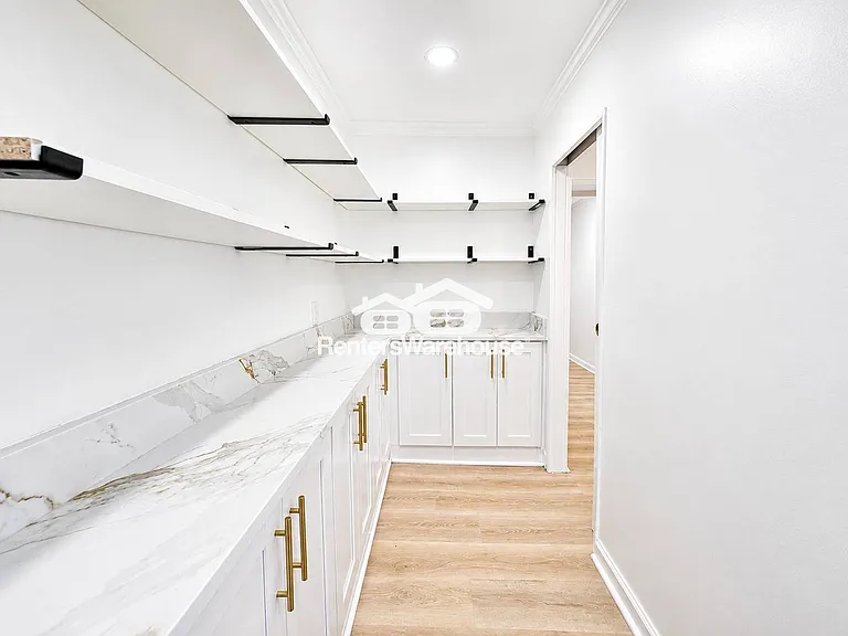 338 Travis St — Photo 16