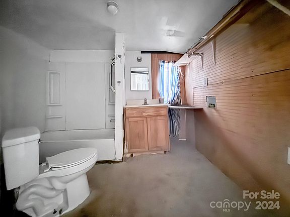 5th image of 610 Elizabeth Ln