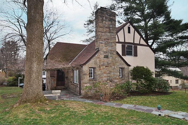 1st image of 61 Stratford Ln