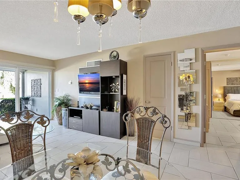 505 N Riverside Dr #4 — Photo 8