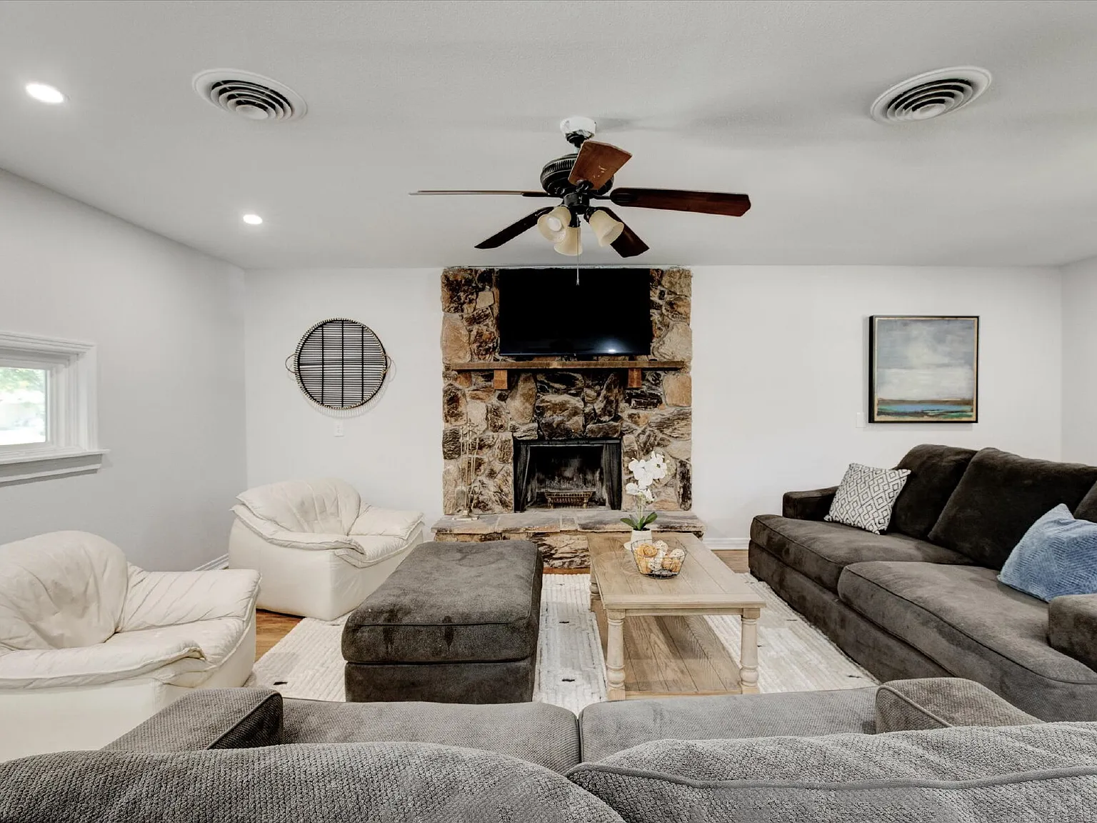 3 bed, 2.0 bath, 2035 sqft, $3,075 — Photo 4