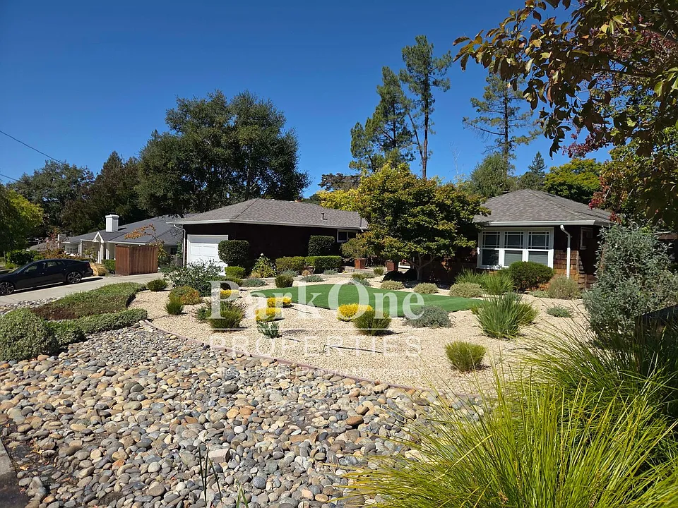 137 Lombardy Ln