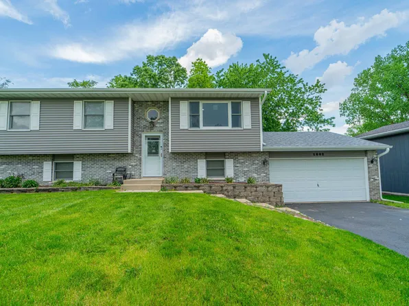1892 Loganberry Ln, Crown Point, IN 46307