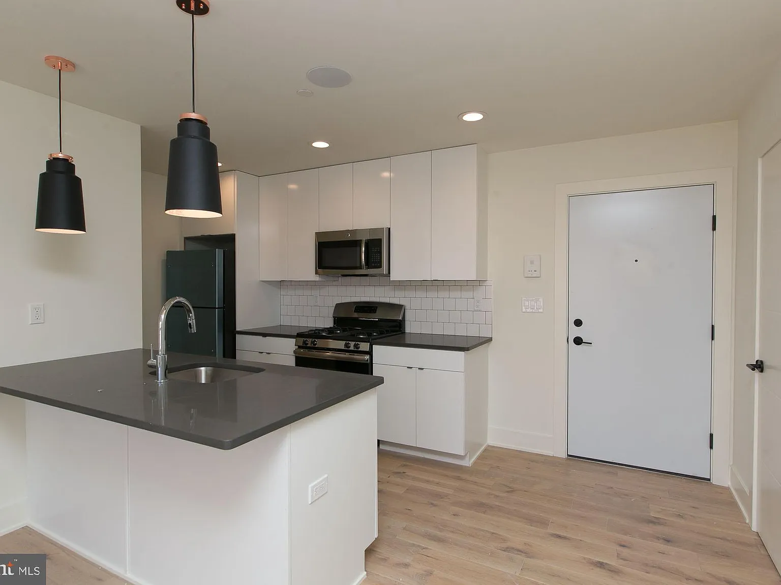 2 bed, 1.5 bath, 900 sqft, $1,999 — Photo 3