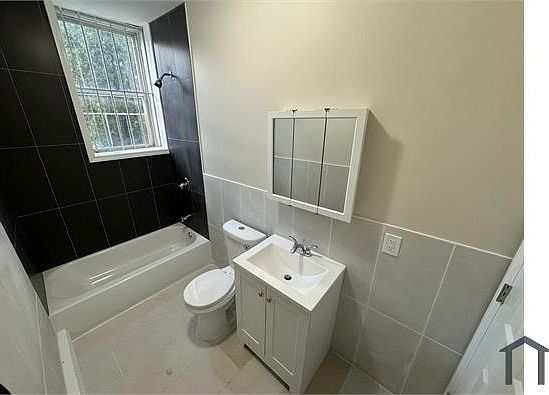 4th image of 15 Goldsmith Ave APT 1